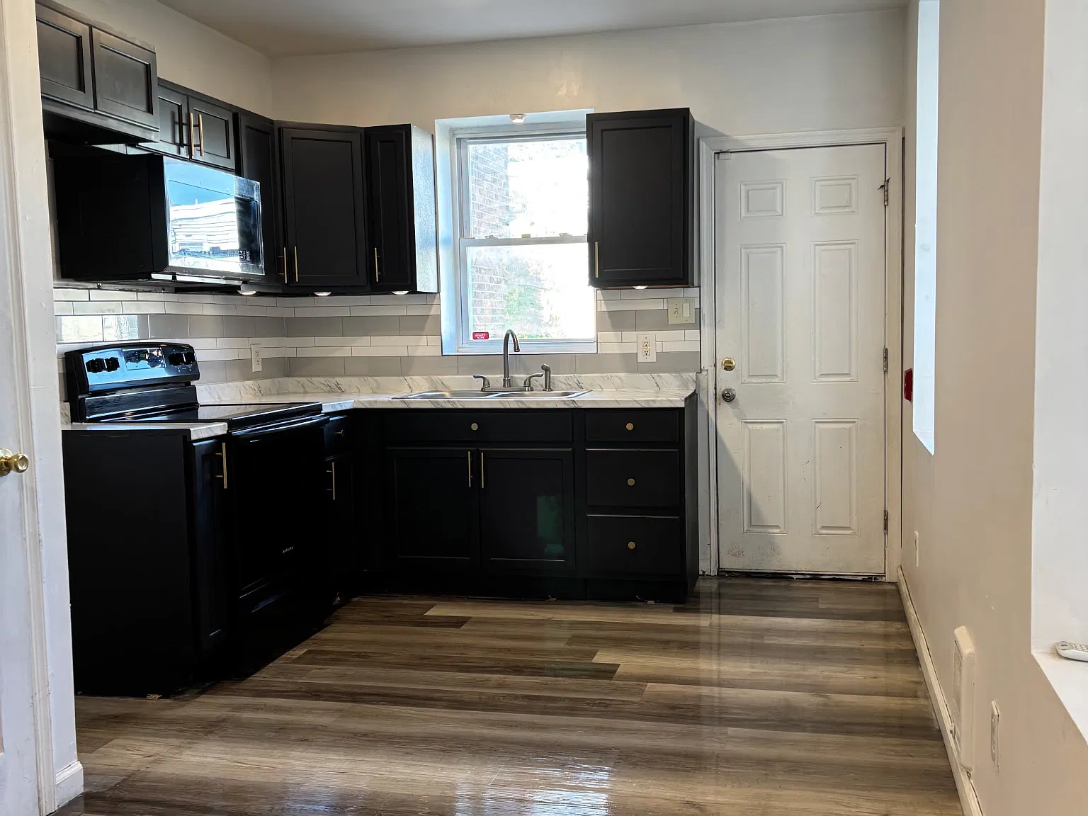 3 bed, 1000 sqft, $1,550 — Photo 1
