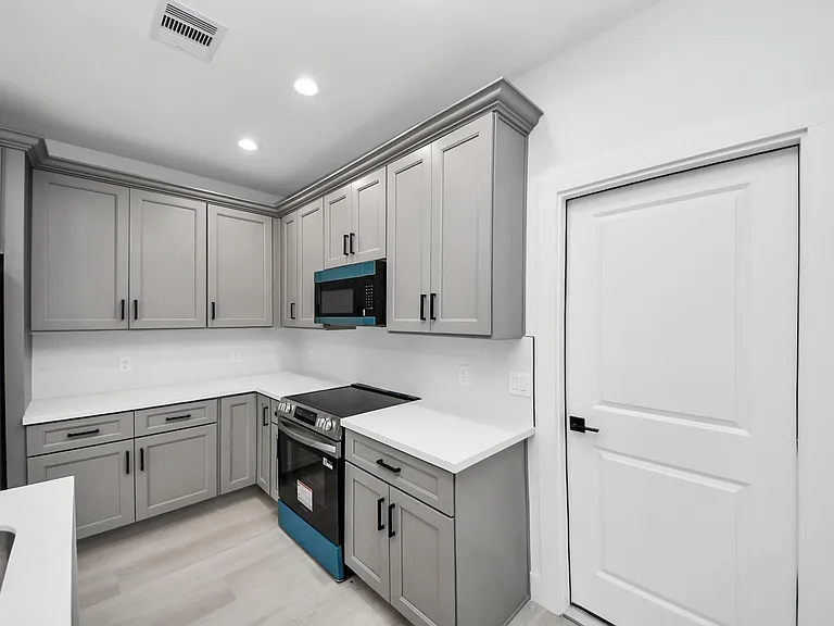 8218 Lawler St — Photo 11