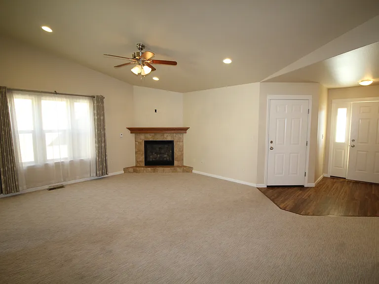 507 Roundhouse Dr — Photo 4