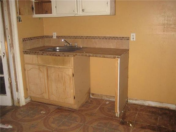 4th image of 3615 S Lloyd Cir