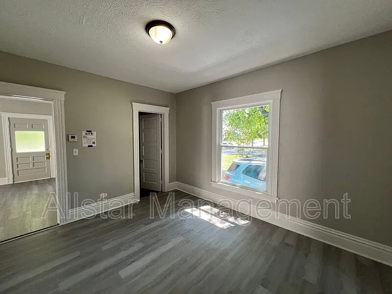 915 East Ave — Photo 7