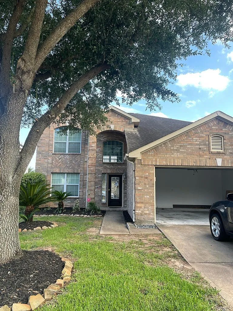 4 bed, 2.5 bath, 2300 sqft, $2,400 — Photo 1