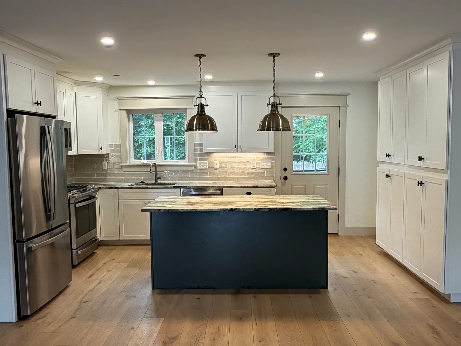 3 bed, 2.5 bath, 2046 sqft, $3,900 — Photo 3