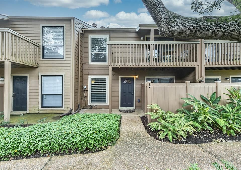Charming 3 bedroom, 2/1 bathroom located in the Energy Corridor with balcony and private fenced patio. The windows have all been updated with double pane windows.