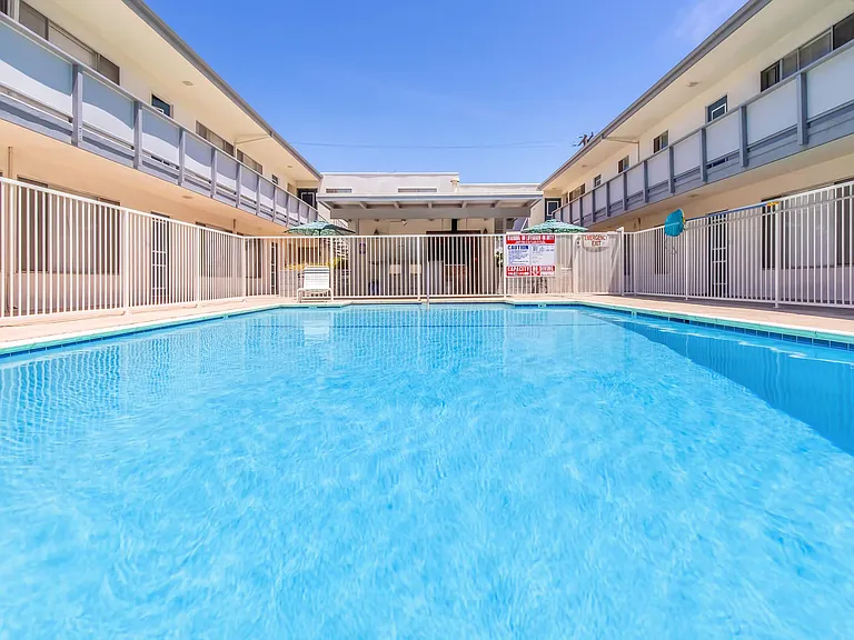 Ocean West Apartments — Photo 1