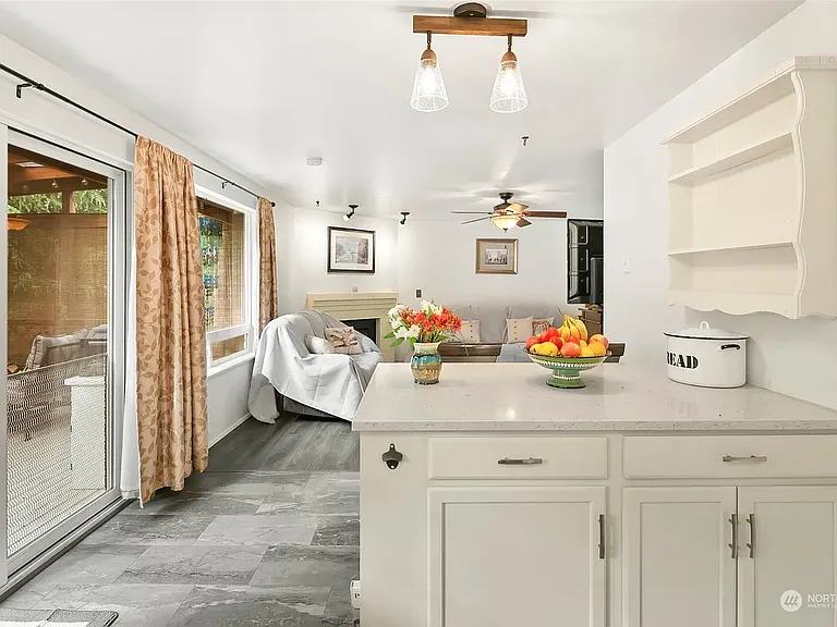 Island/breakfast bar