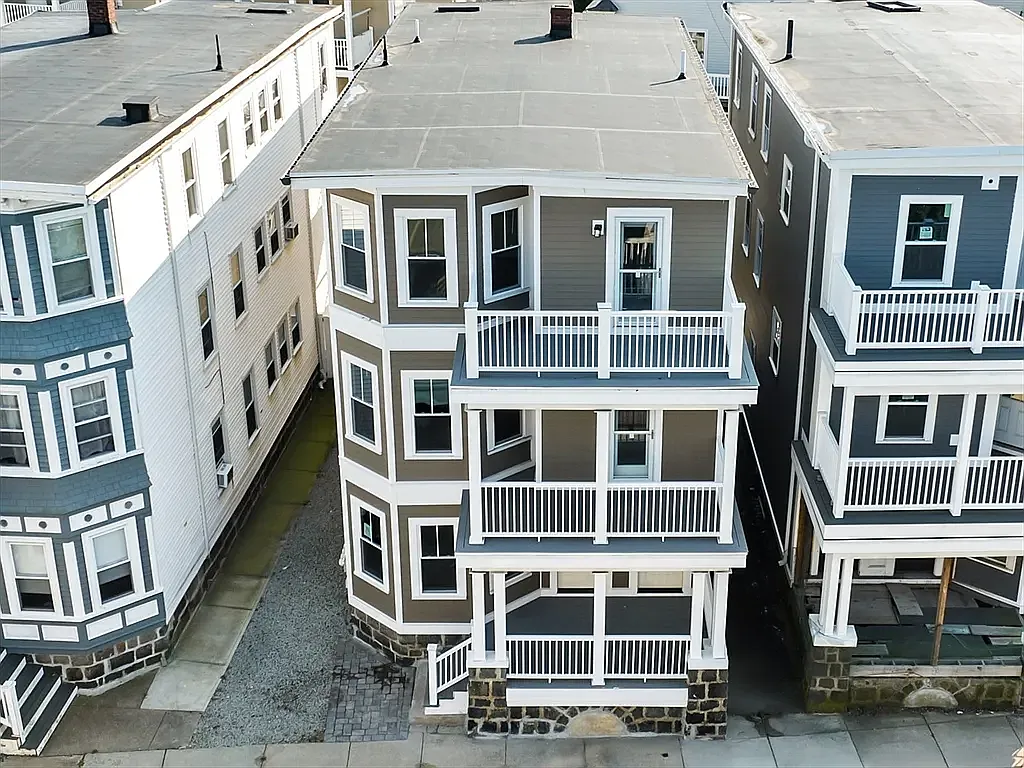 Building Photo - 11 Woodlawn St #2