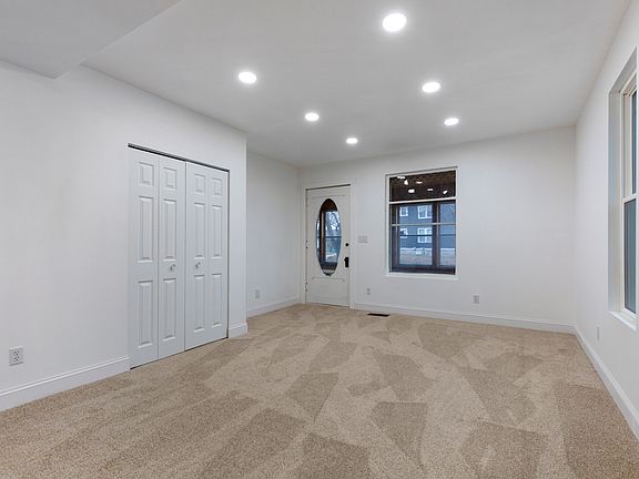 4th image of 601 Illinois St