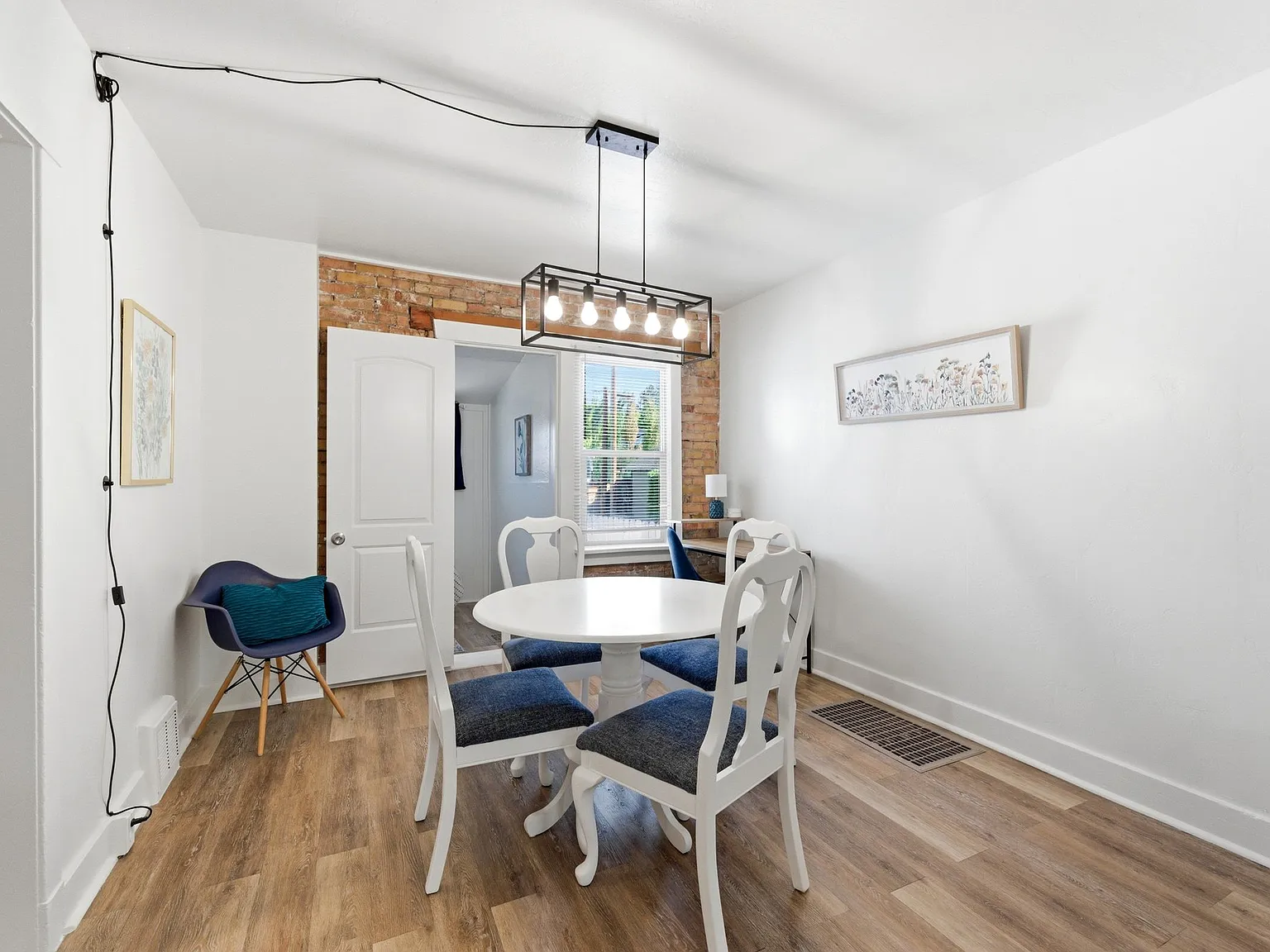 2 bed, 815 sqft, $2,400 — Photo 2