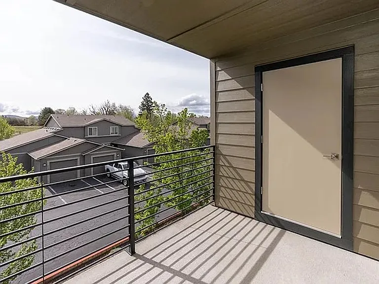 Salmon Crossing Apartments — Photo 23