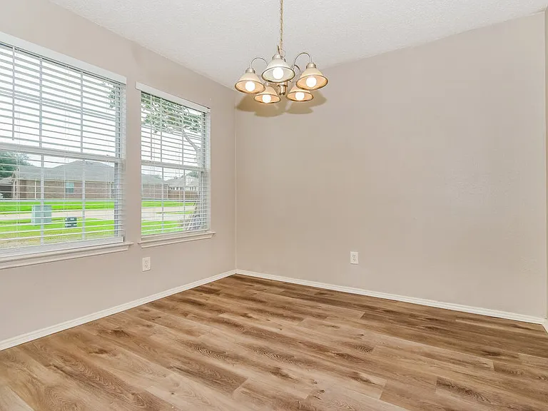 1112 Alexandria Dr — Photo 6