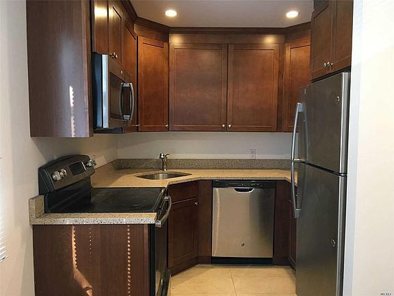 4th image of 141 Manorhaven Blvd #H