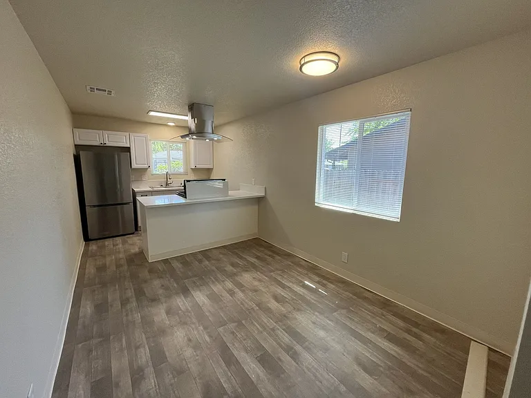 6415-6417 San Stefano St — Photo 12