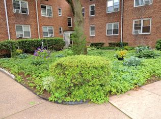 5 Edwards St APT 2E, Roslyn Heights, NY 11577