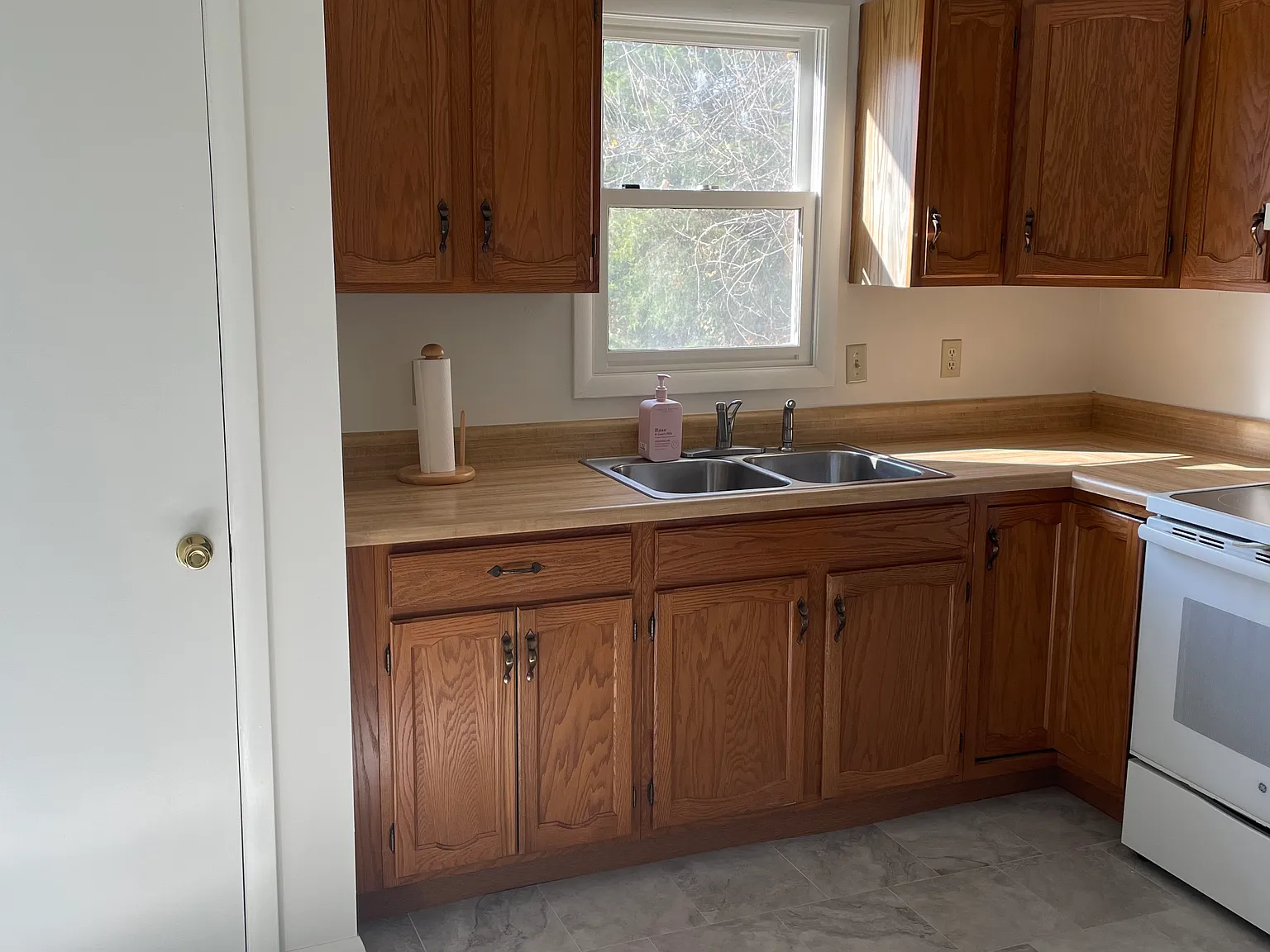 3 bed, 1.5 bath, 1160 sqft, $2,300 — Photo 4