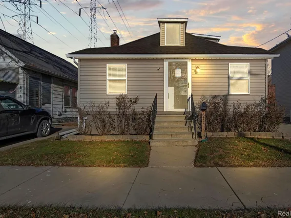 672 Harrison Ave, Trenton, MI 48183