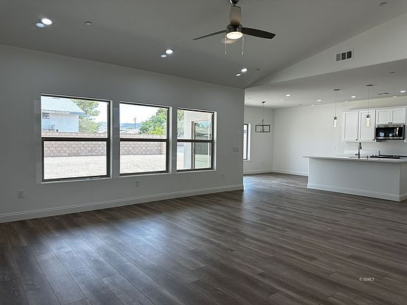 3rd image of 633 W Coral Ave
