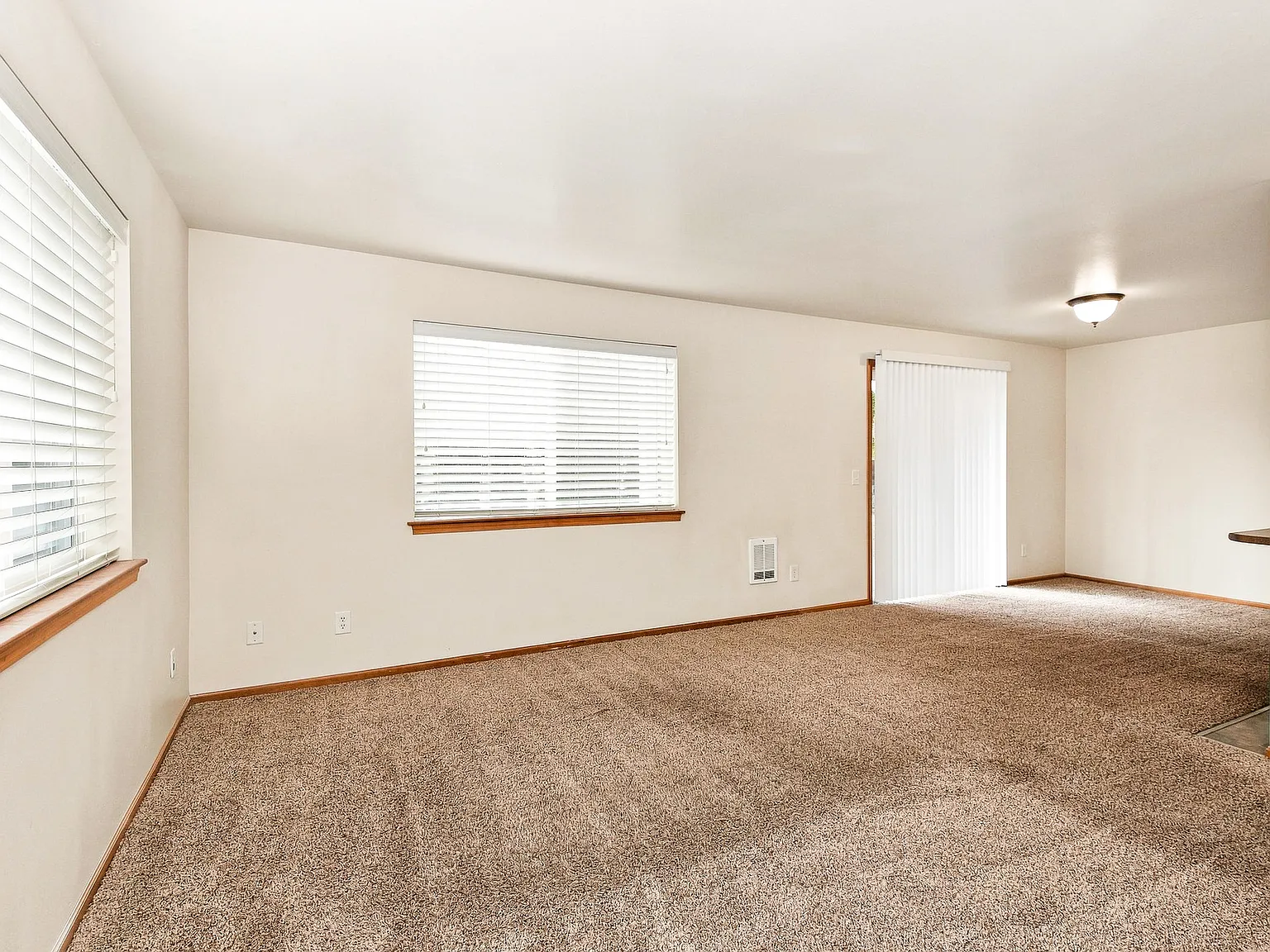 3233 Racine St — Photo 2