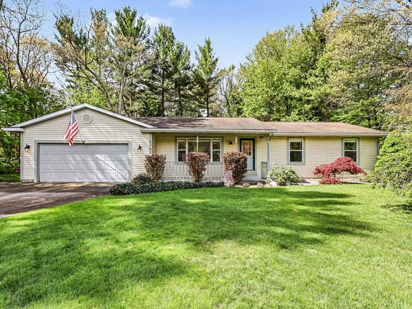 7701 Pinewood Dr, Whitehall, MI 49461