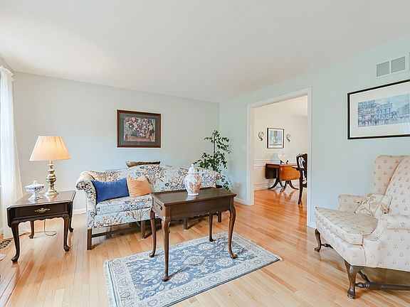 4th image of 15 Tilting Rock Rd