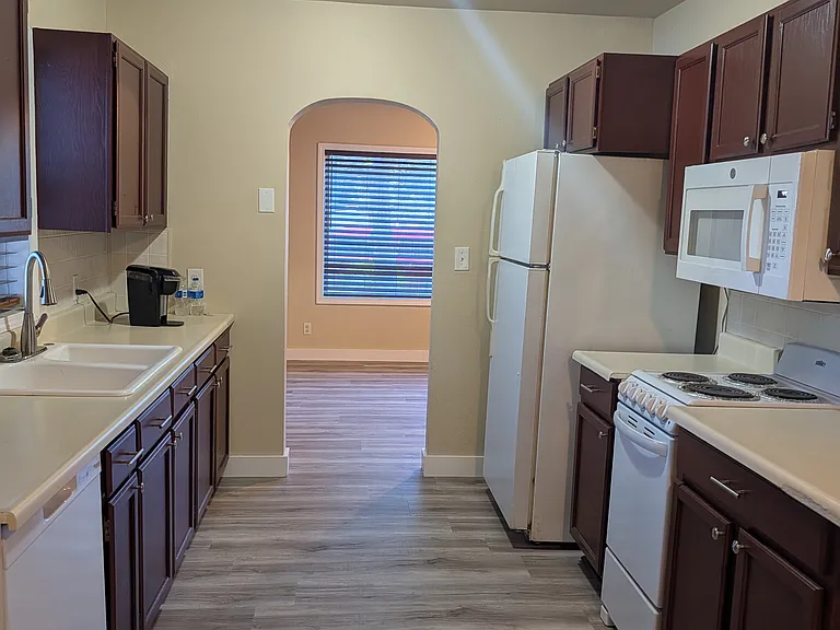 1511 Rochester St — Photo 10