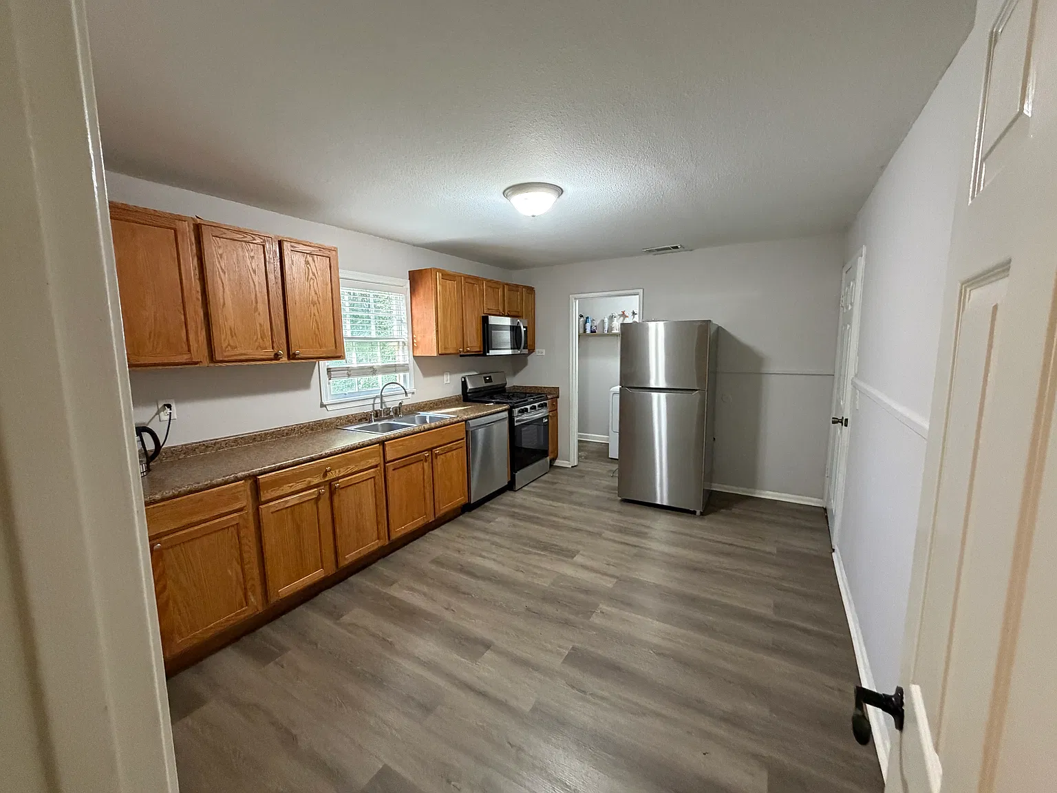 2525 Farnell Dr — Photo 3