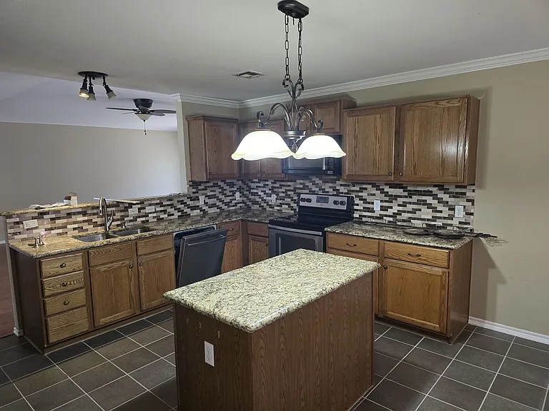 500 E Kansas St — Photo 5