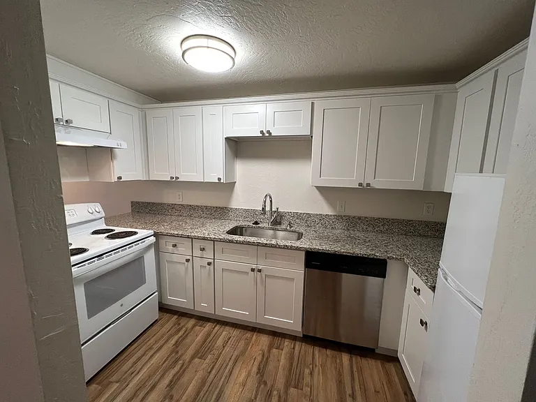 3930 Lake Grove Ave #1C — Photo 16