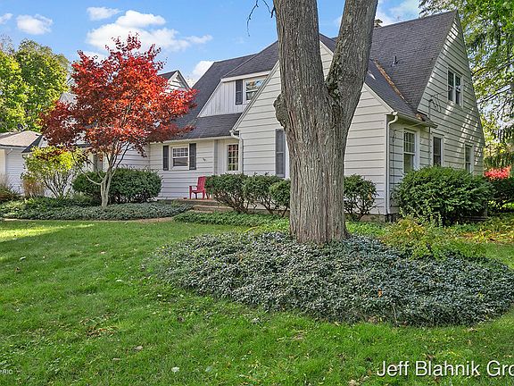 2nd image of 2764 Grandview Dr NW