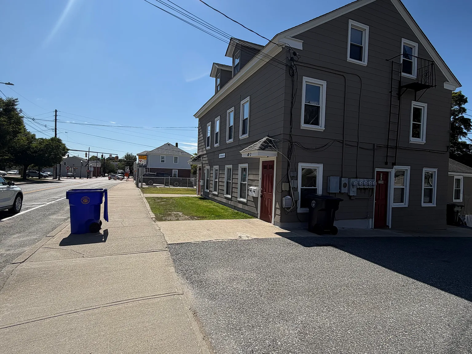 3 bed, 1200 sqft, $1,900 — Photo 1