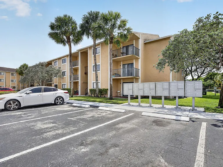 300 Palm Cir W #305 — Photo 1