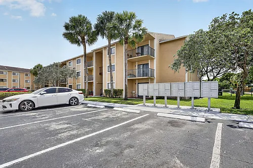 300 Palm Cir W #305 Photo 1