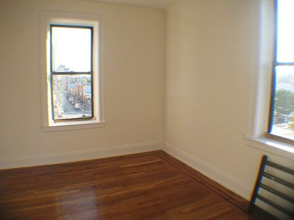 2nd image of 3805 Crescent St APT 5B