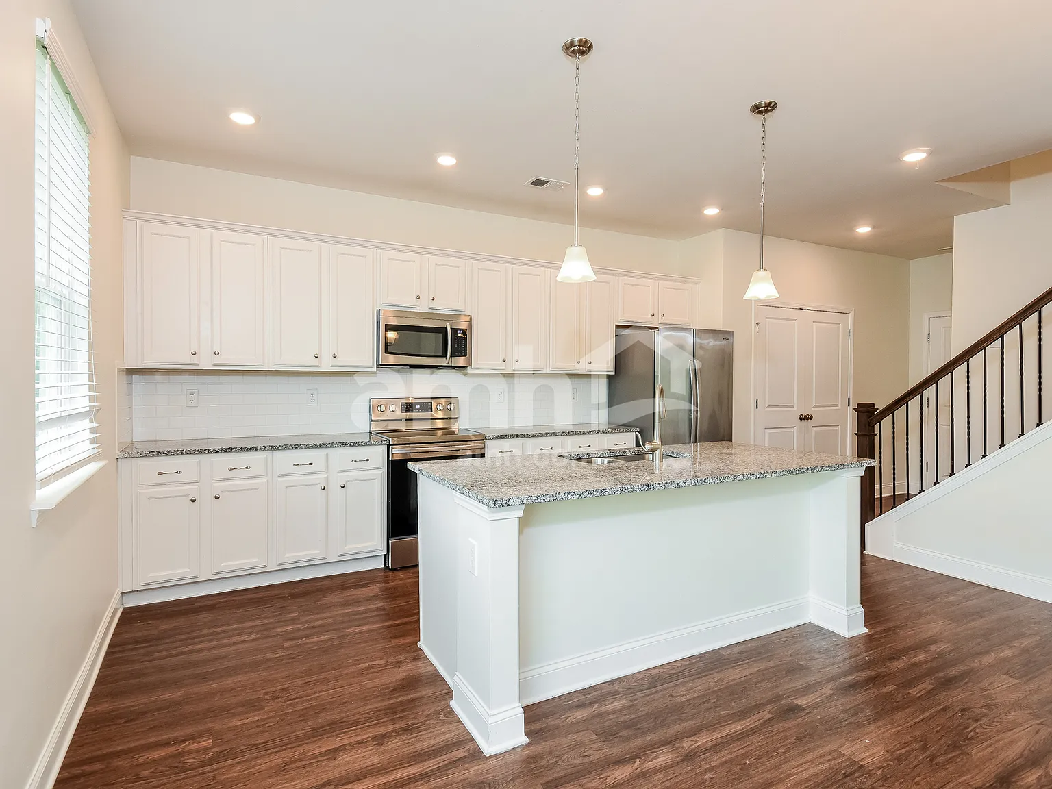 5 bed, 3.0 bath, 2407 sqft, $2,830 — Photo 3