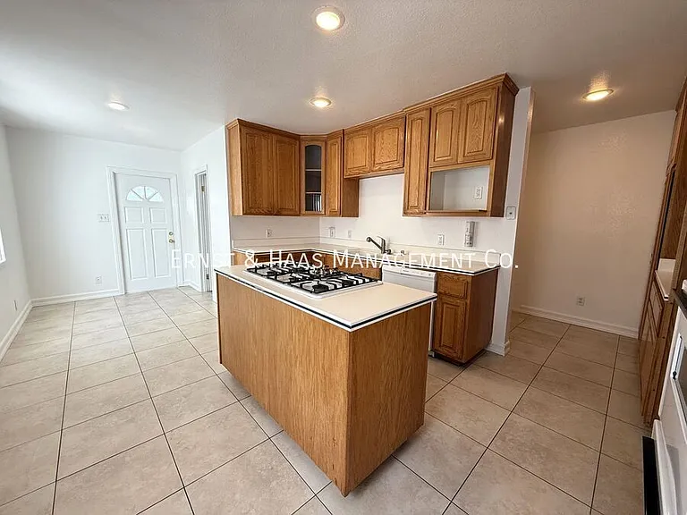 4723 Blackthorne Ave — Photo 6