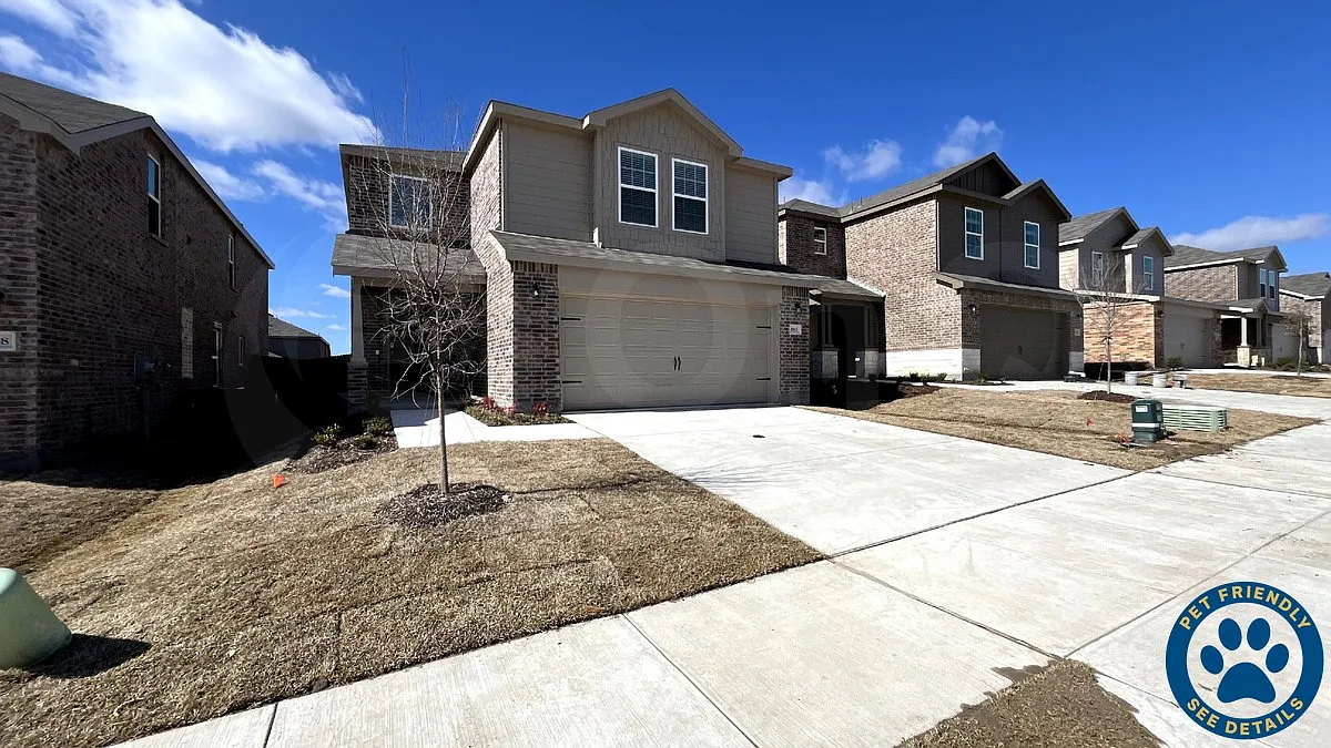 4 bed, 2.5 bath, 1824 sqft, $1,899 — Photo 1