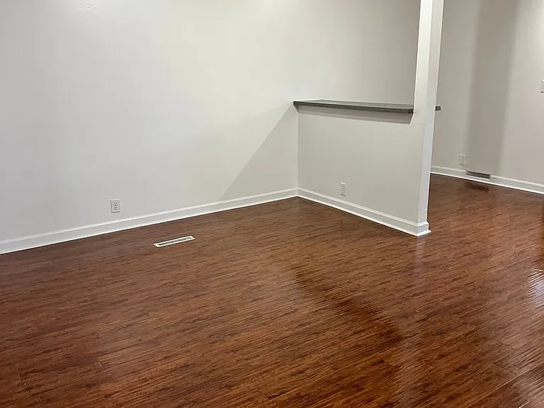 Unique 2 Bedroom 1 Bathroom Garden Apartments — Photo 9