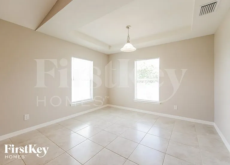2808 NE 2nd Pl — Photo 5