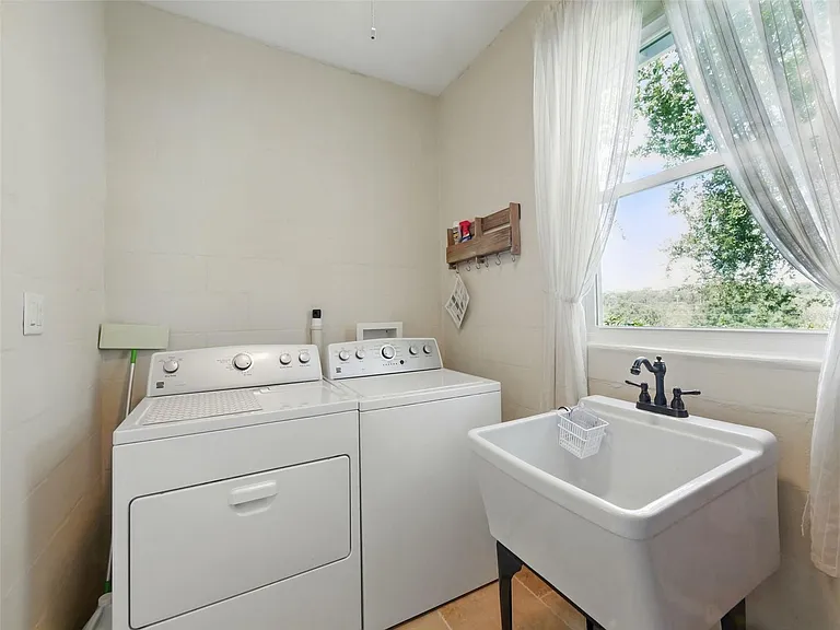 1426 Crestview Dr — Photo 24