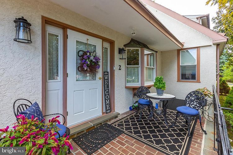 2nd image of 2 Clover Ln