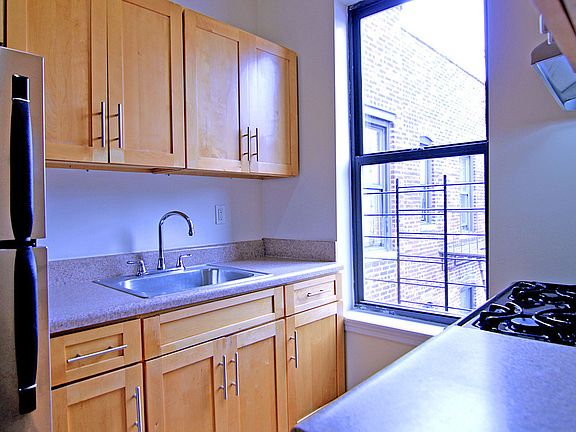 5th image of 200 Bradhurst Ave APT 40