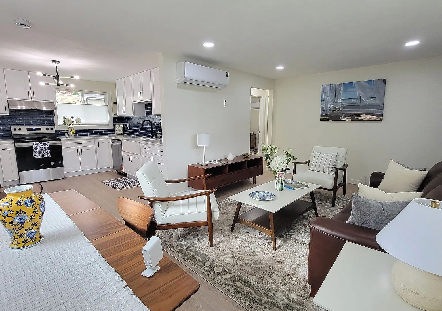 Beautifully renovated single family home on extra-large lot with shop. — Photo 1