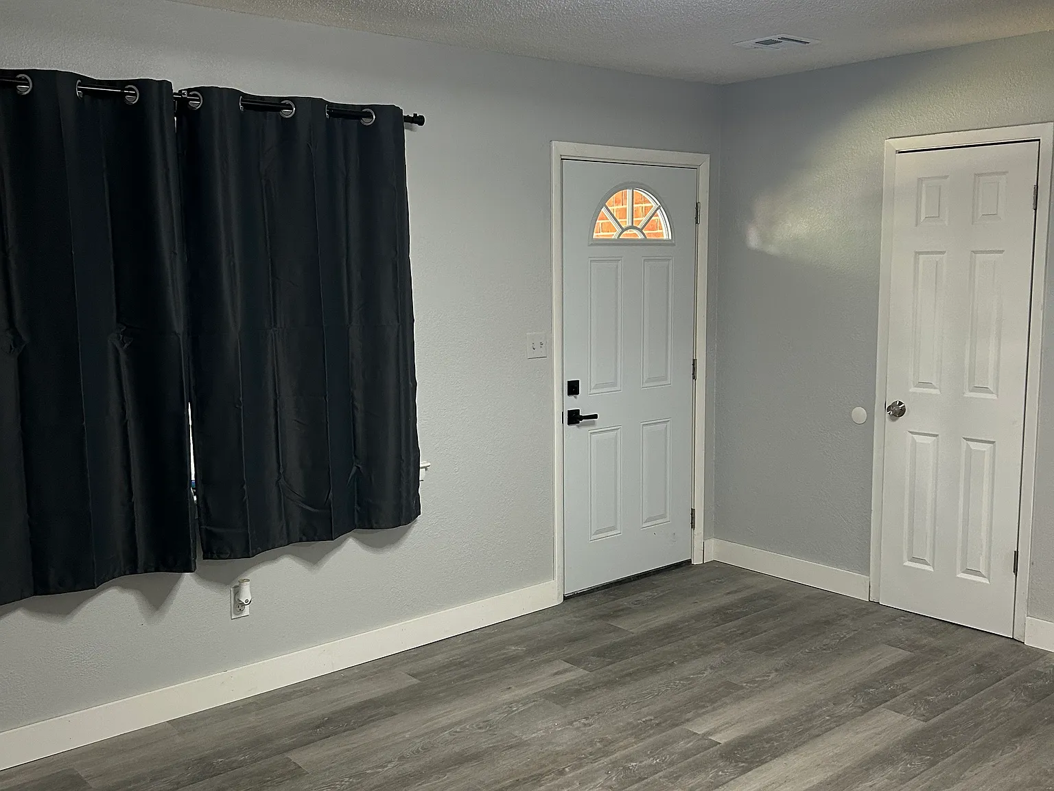 3 bed, 1025 sqft, $1,800 — Photo 2