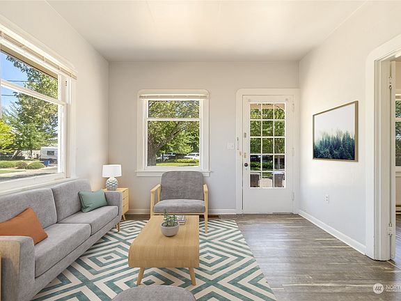 2nd image of 902 Emma Street