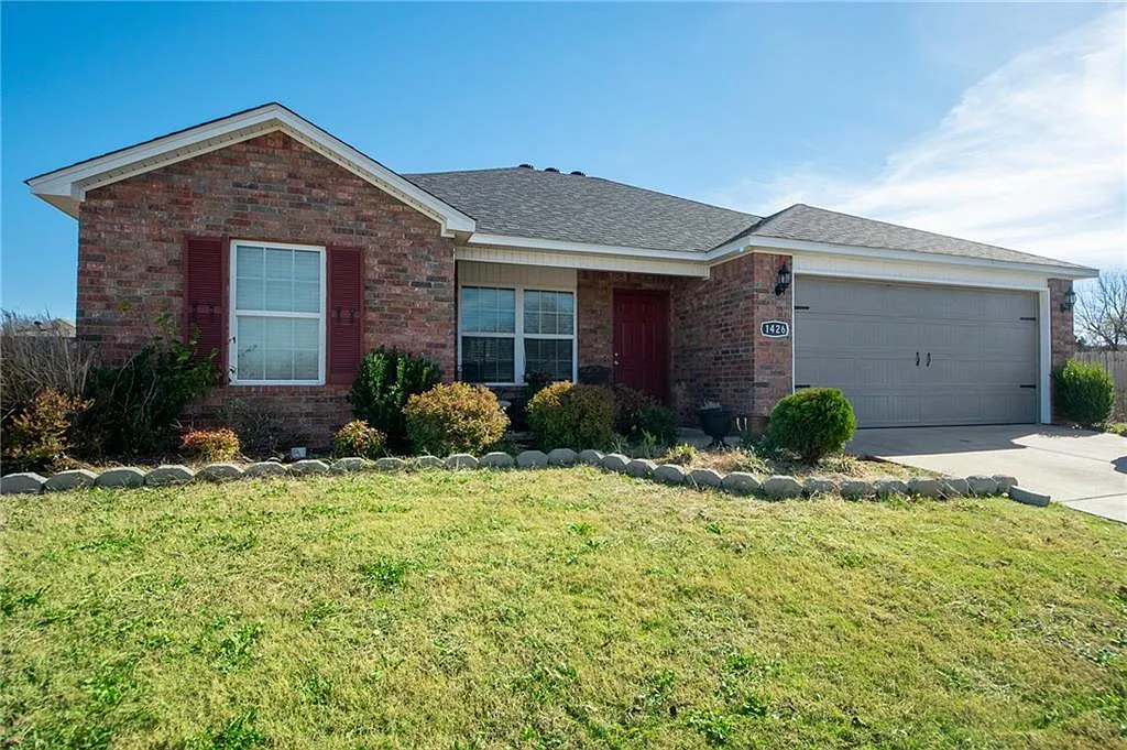4 bed, 2.0 bath, 1420 sqft, $1,575 — Photo 1