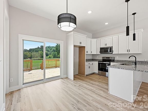 3rd image of 1515 Robin Rd