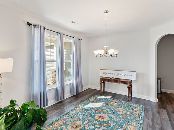 4th image of 615 Forden Dr