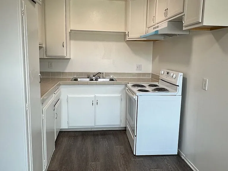 508 S Victoria Ave — Photo 5