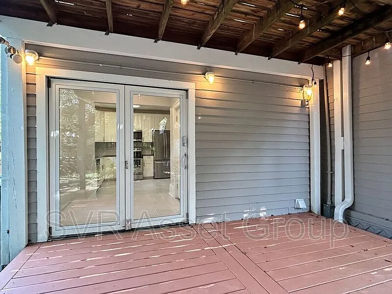 1758 Greenwood Ave — Photo 13