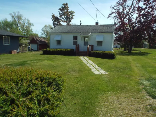 608 Maple St, Lena, IL 61048
